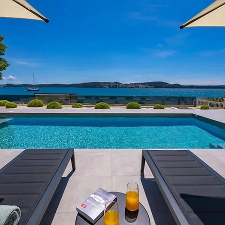 Beachfront Luminara Villa *