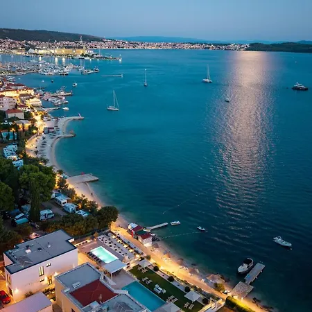 Beachfront Luminara Villa *